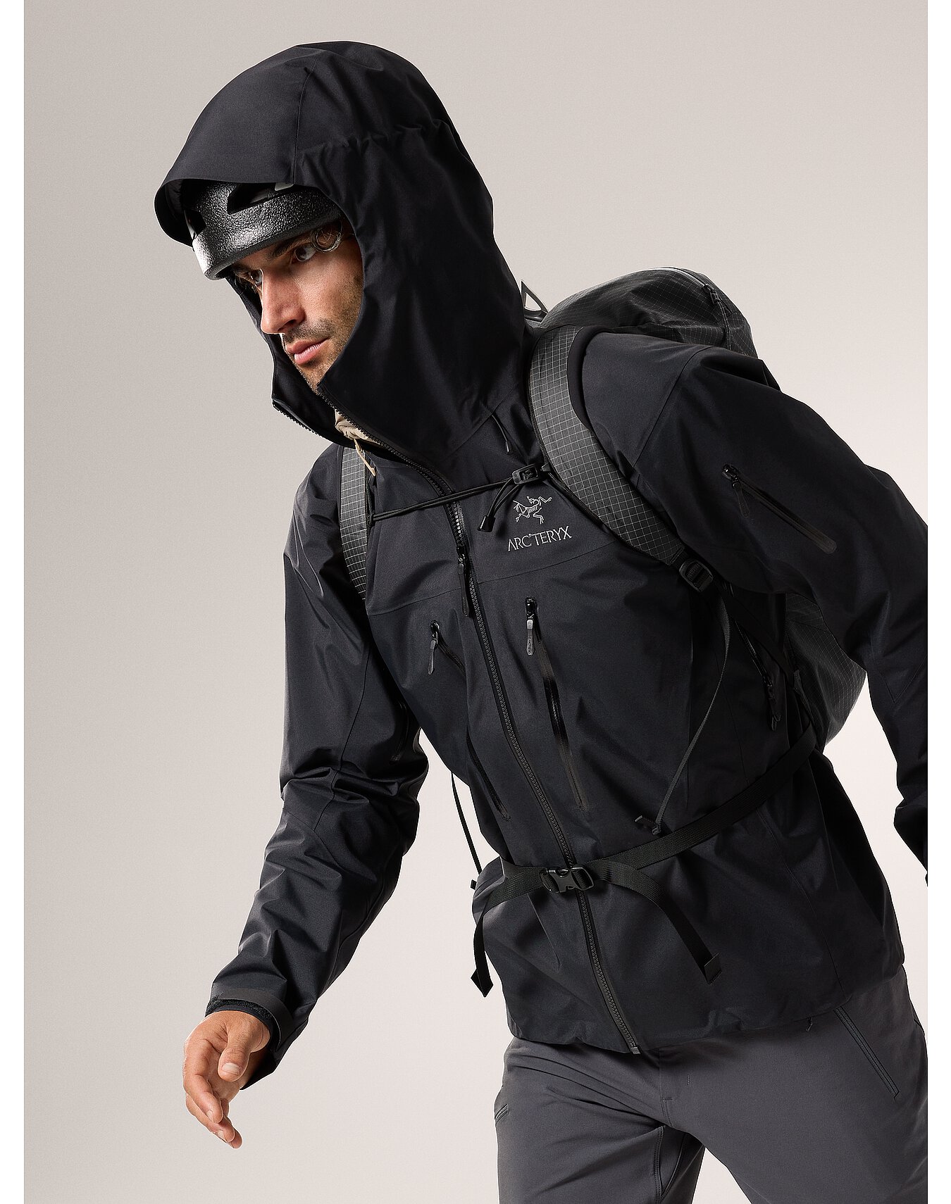 arcteryx-jacke-154xfd-1.jpg Arc'teryx Alpha Sv Jacket Black Regenjacke im Camp4 kaufen – Bild 1