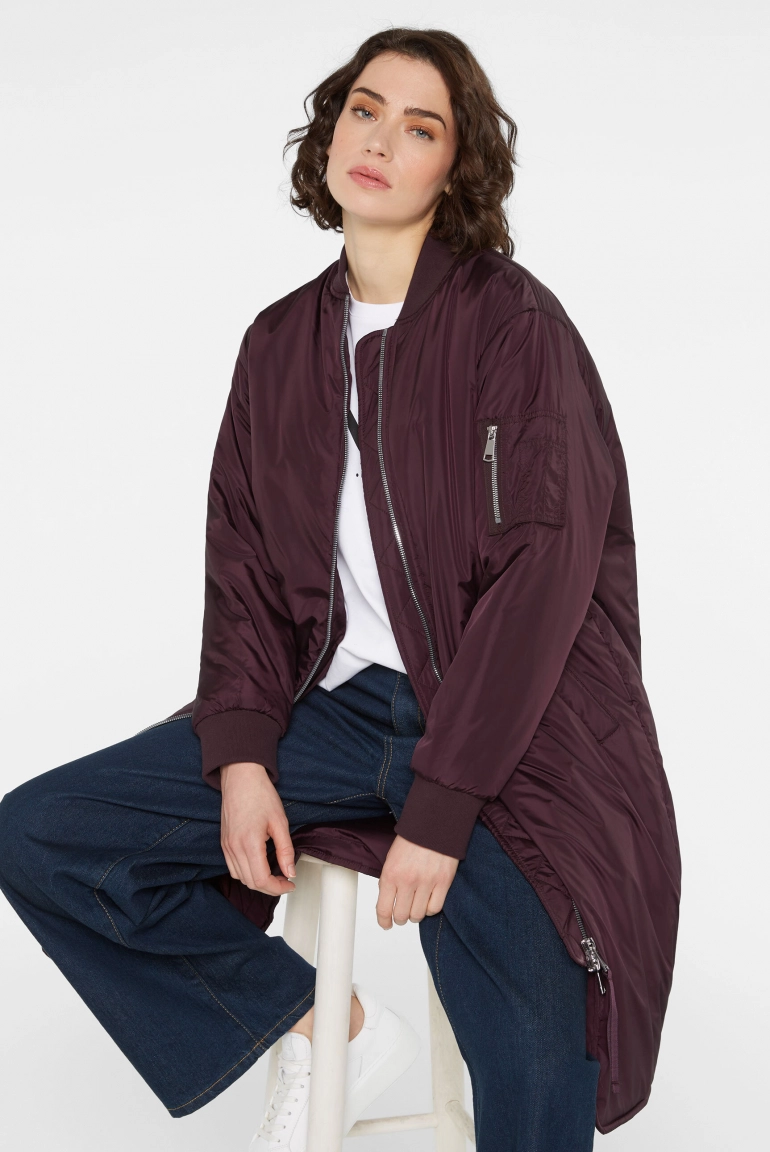 blouson-damen-424ptd.webp Lange Jacke im Blouson Stil deep plum – Bild 1