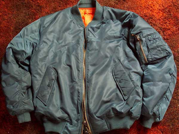bomberjacke-575yse-1.jpg Bomberjacke – Wikipedia – Bild 1