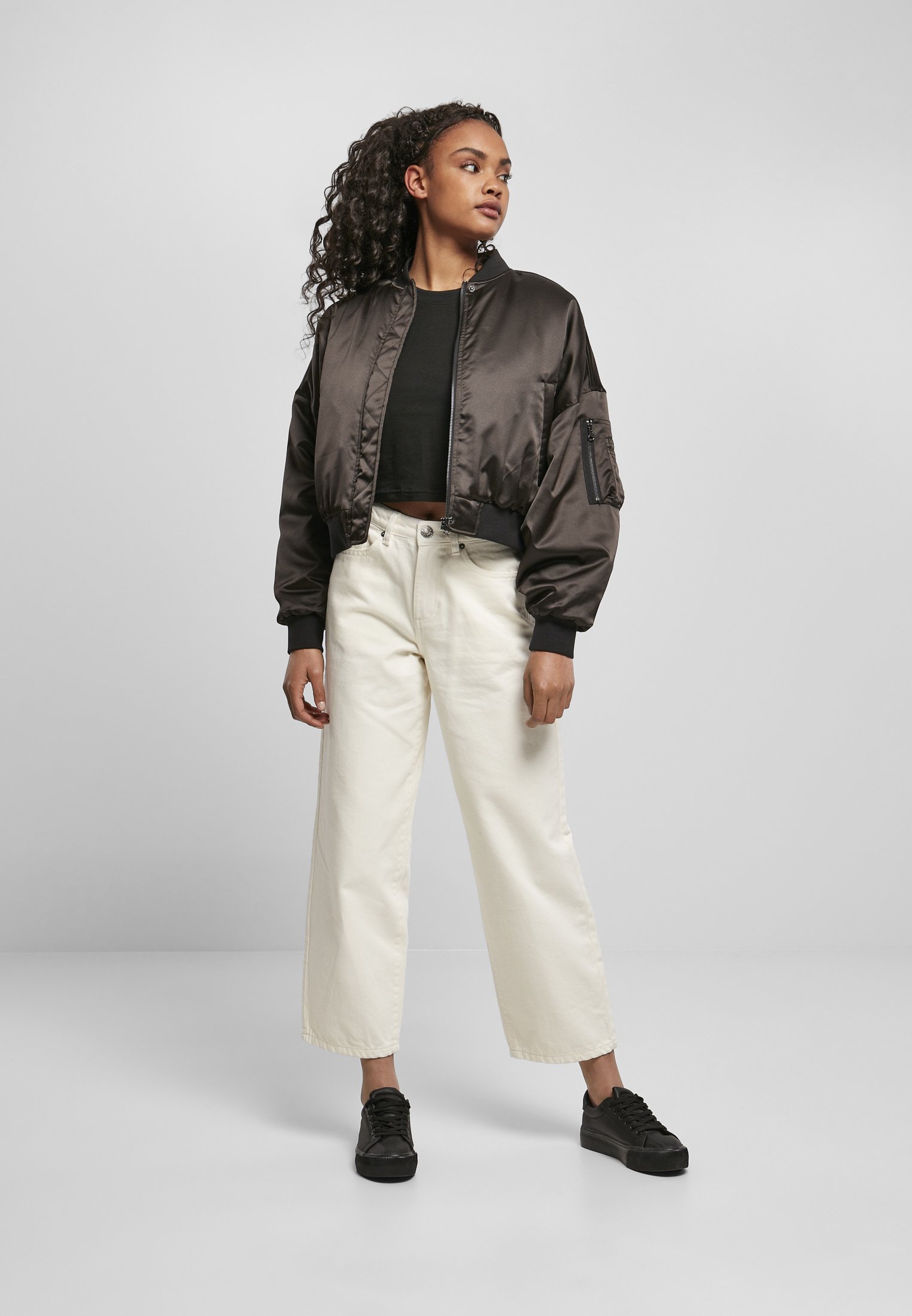 bomberjacke-damen-430nxu-1.jpg Urban Classics LADIES SHORT OVERSIZED SATIN BOMBER JACKET Bomberjacke black/schwarz Zalando – Bild 1