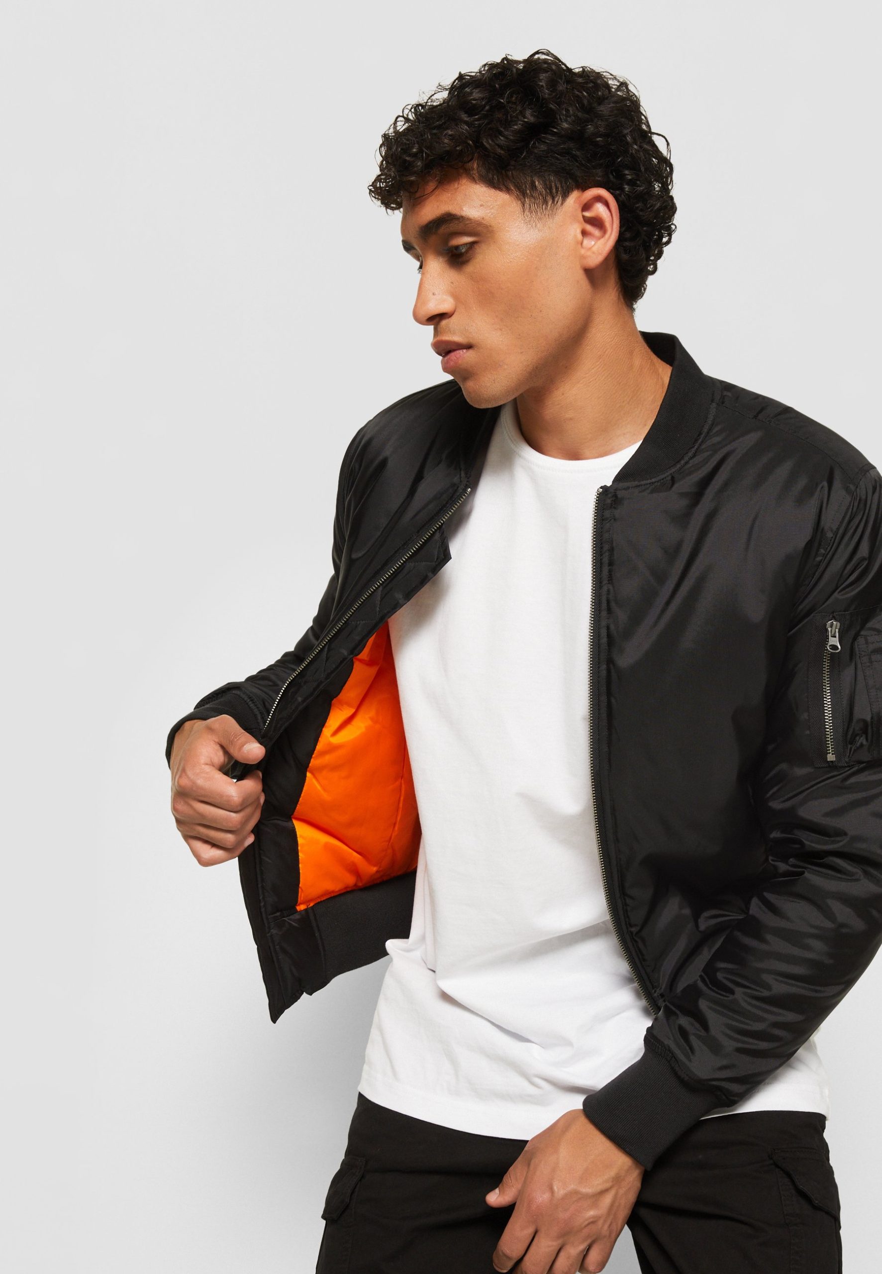 bomberjacke-herren-418eva-1.jpg Urban Classics BASIC Bomberjacke black/schwarz Zalando – Bild 1