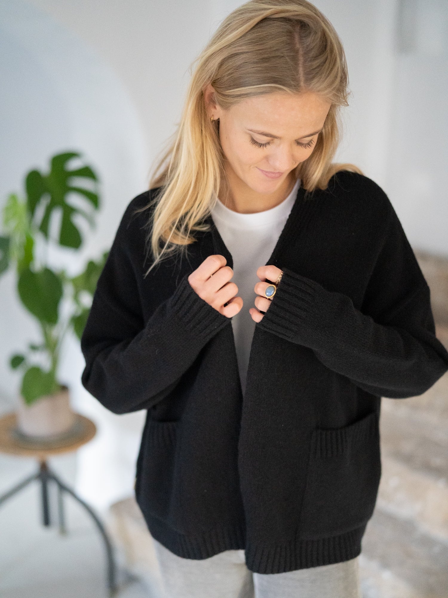 cardigan-damen-997guz-1.jpg Gemütlicher Oversize Cardigan in schwarz 🌱 100% Merinowolle! – Bild 1
