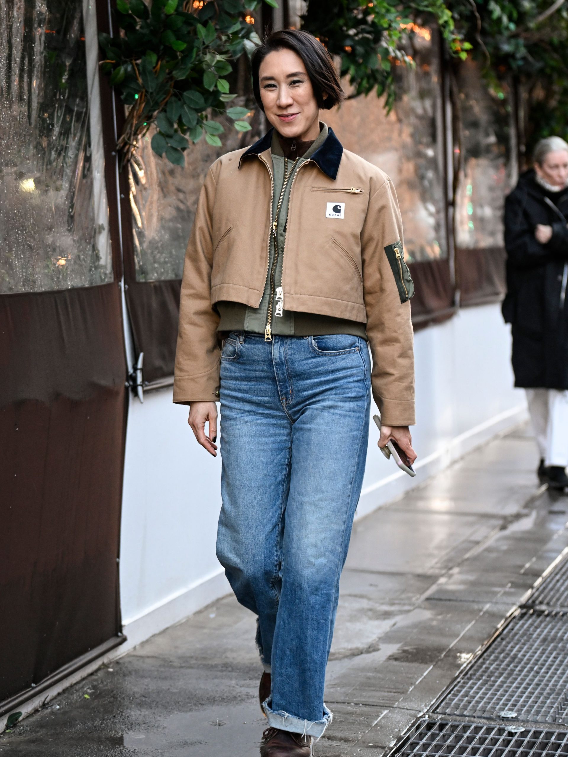 carhartt-jacke-485vmc-1.jpg Warum Carhartt Jacken gerade wieder überall zu sehen sind | Vogue Germany – Bild 1