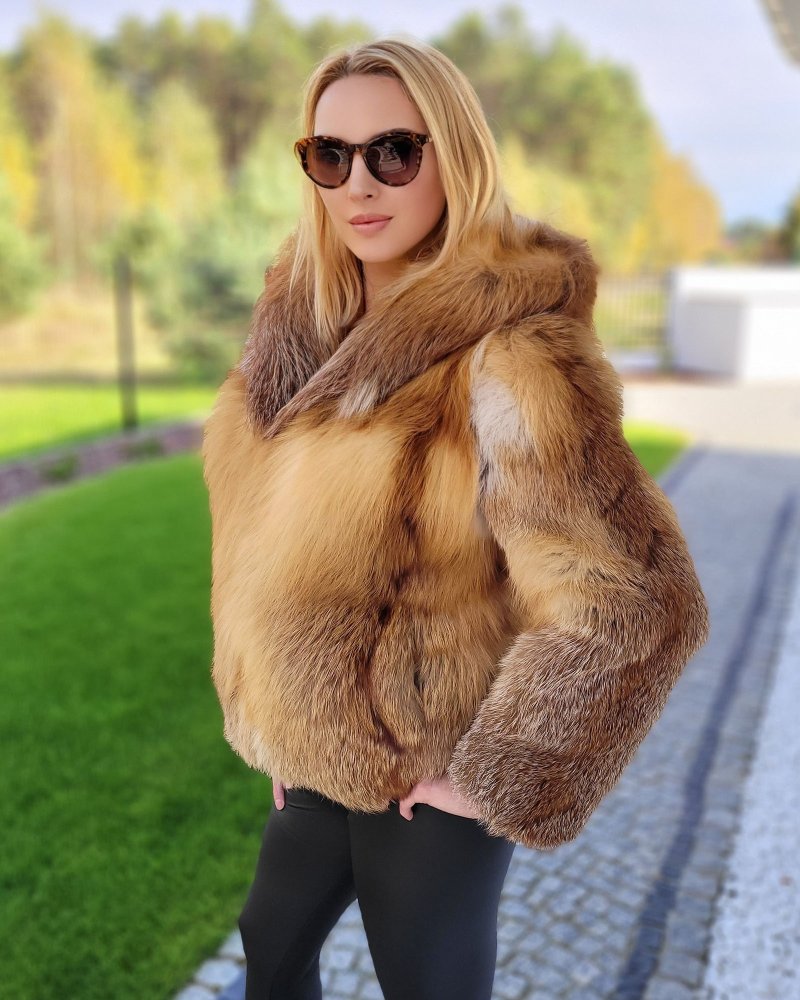 felljacke-damen-591ydt-1.jpg Damen Pelzjacke mit Kapuze aus Rotfuchsfell Felljacke | FOX – Bild 1