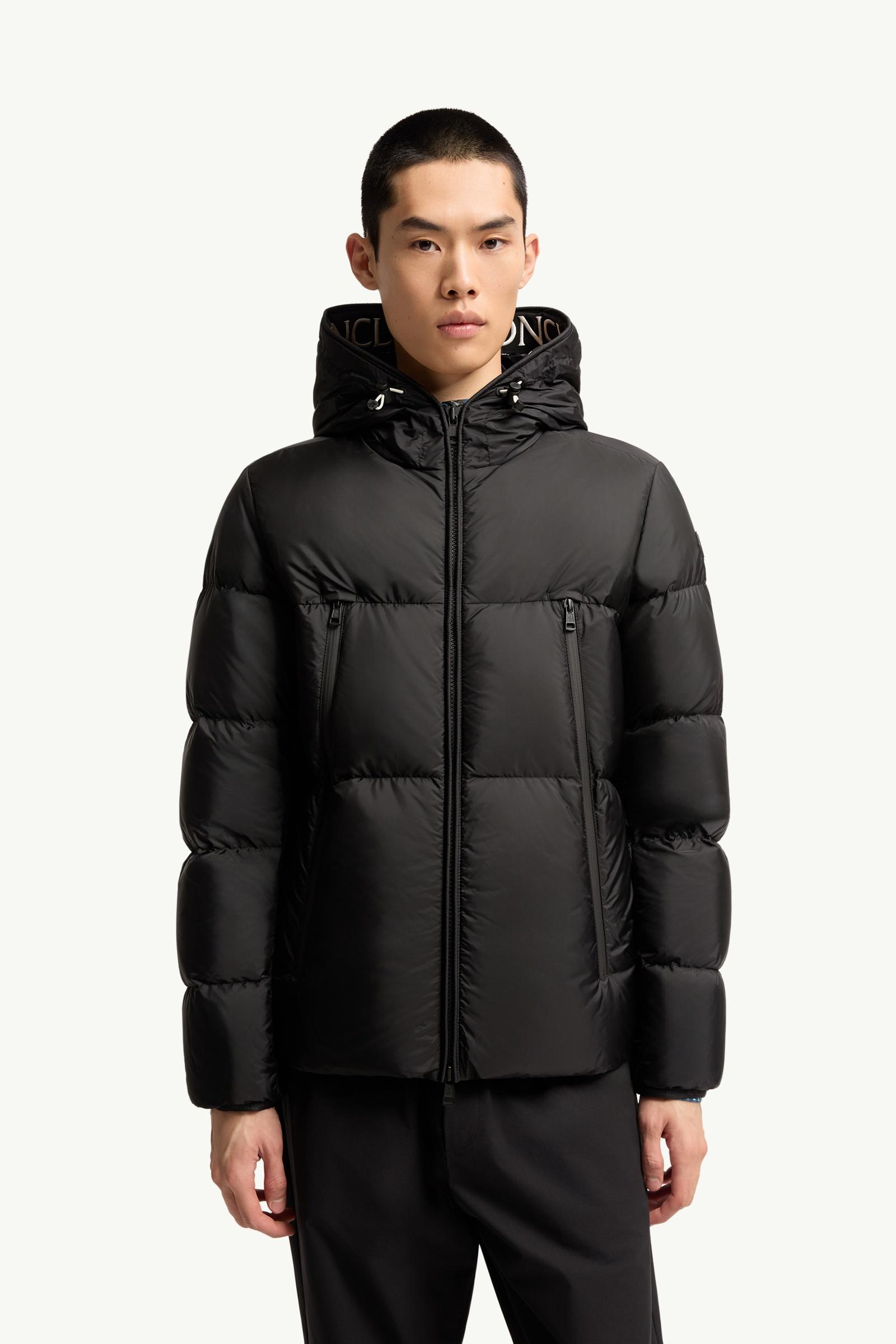 herren-daunenjacke-804imb-1.jpg Montcla kurze Daunenjacke mit Kapuze Schwarz Kurze Daunenjacken für Herren | Moncler DE – Bild 1