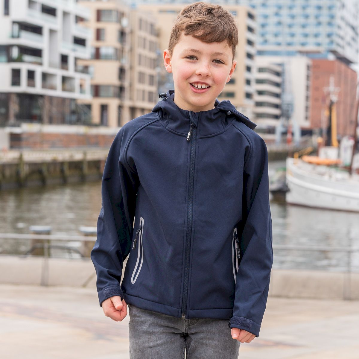 softshelljacke-kinder-301rin-1.jpg BMS SoftShell Jacke mit Kapuze für Kinder in marine Gr. 116. Tolle Outdoorjacke mit Wärmeisolation durch Fleecefutter. Atmungsaktiv, Wasserfest – Bild 1