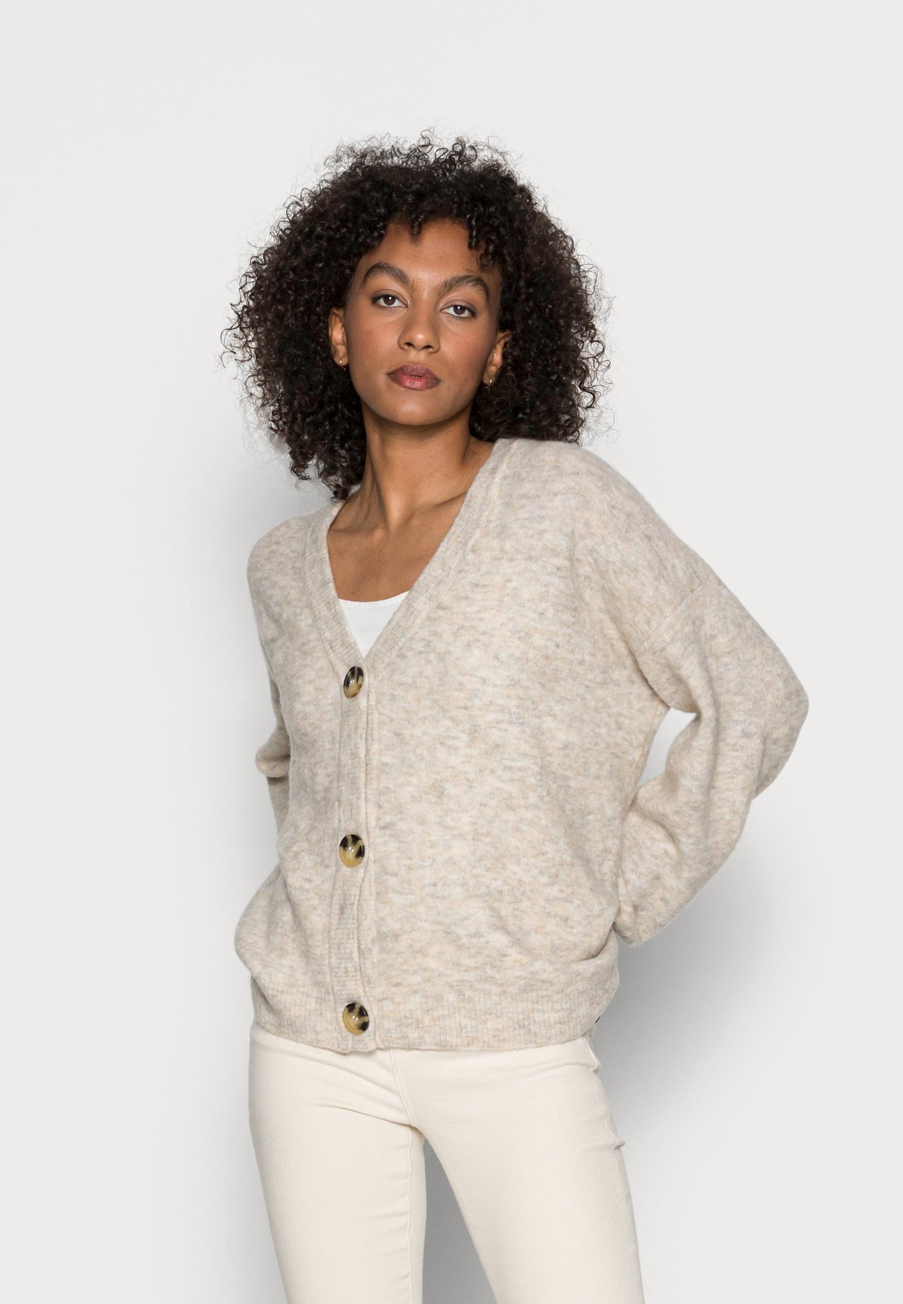 strickjacke-548fib-1.jpg Cream CRMERLE OVERSIZED Strickjacke oat melange/beige Zalando – Bild 1