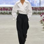 Warum weiße Blusen im Winter das eleganteste Basic überhaupt sind | Vogue Germany