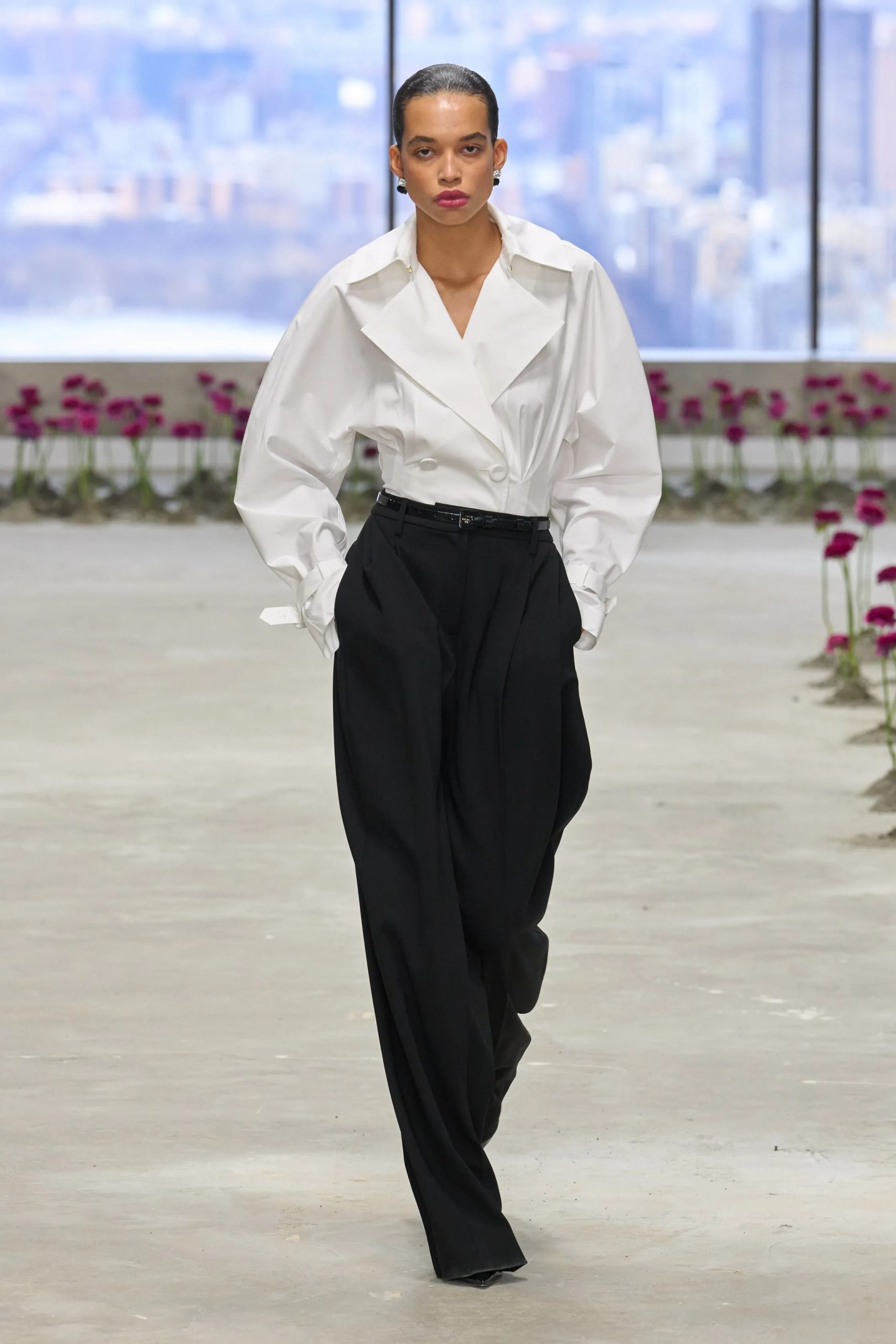 weisse-blusen-714yol.jpg Warum weiße Blusen im Winter das eleganteste Basic überhaupt sind | Vogue Germany – Bild 1