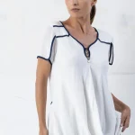 Weiße Bluse mit mitternachtsblauer Paspel