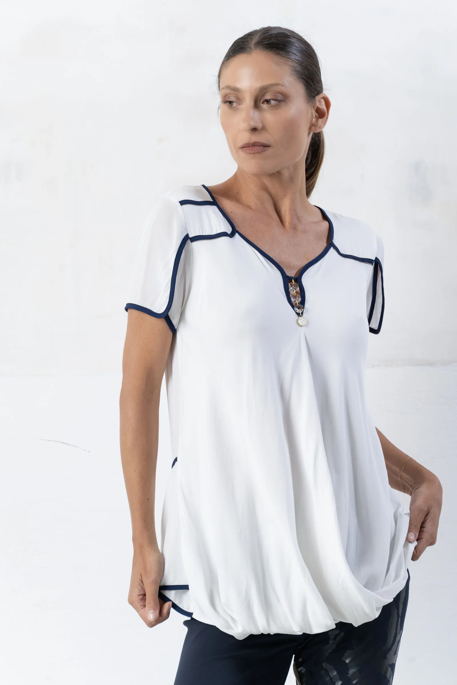 weisse-blusen-826uvt.webp Weiße Bluse mit mitternachtsblauer Paspel – Bild 1