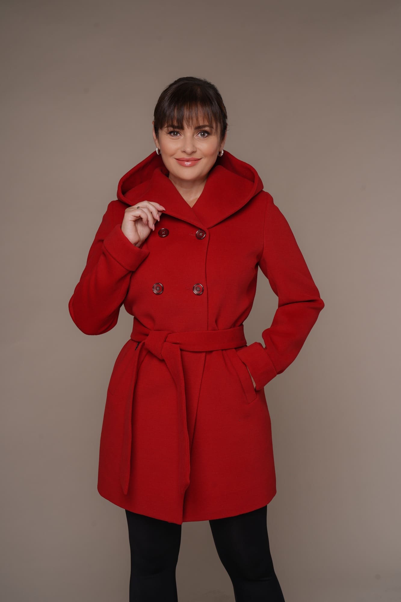 wollmantel-damen-980qjt-1.jpg Art 3262 | Mantel | Damen | tailliert | Wolle | Kapuze | rot | Herbst | Frühling | 36. und 42. DE GR – Bild 1